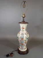 Grand vase monté en lampe en faïence polychrome de fleurs et…