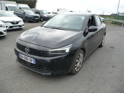 une voiture noire garée dans un parking