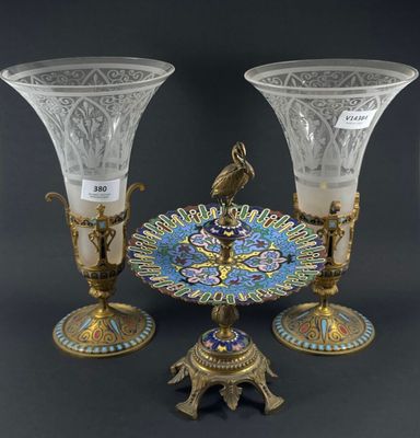 trois vases en verre et une assiette ornée d'un oiseau
