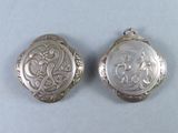 une paire de boucles d'oreilles anciennes en argent ornées de motifs floraux