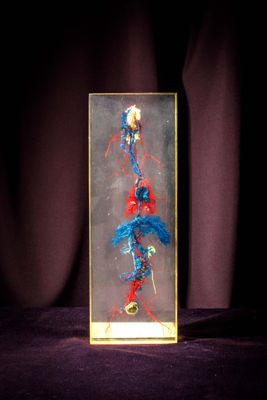 une boîte en verre décorée d'une peinture, posée sur une table