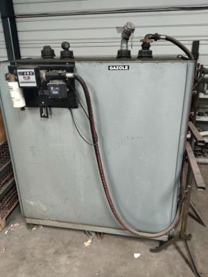 une photo d'un chauffe-eau dans un garage