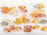 un assortiment de pierres précieuses de différentes couleurs posées sur une surface blanche