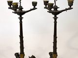 paire de bougeoirs anciens en bronze ornés d'oiseaux
