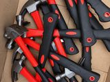 de nombreux types de marteaux dans une boîte en carton