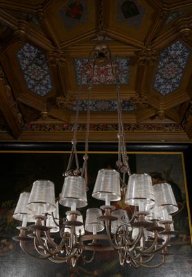 un lustre suspendu au plafond d'une pièce