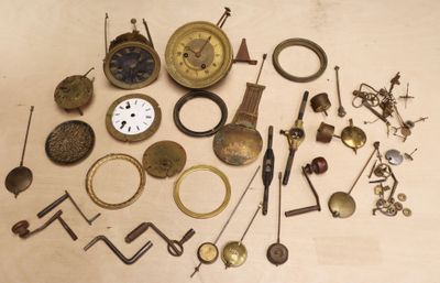 de nombreux types d'horloges différents sur la table