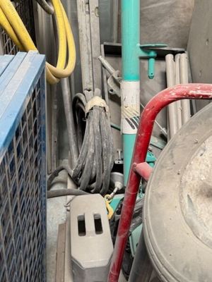 un tas de vieilleries à l'arrière d'un camion