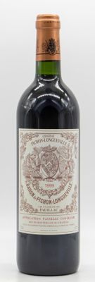 une bouteille de vin posée sur une table