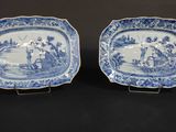 deux assiettes bleues et blanches ornées de motifs