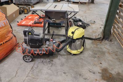 une machine posée sur le sol dans un entrepôt