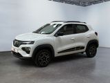 Un SUV blanc est garé dans une grande pièce.