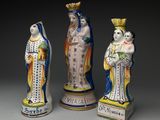 trois figurines représentant des femmes vêtues de couleurs et de motifs différents