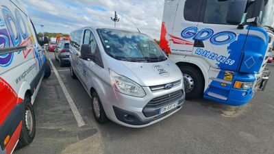 deux camions garés l'un à côté de l'autre dans un parking