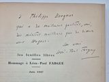 un livre sur lequel figure un titre écrit à la main