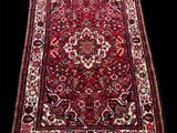 un tapis rouge orné d'un médaillon