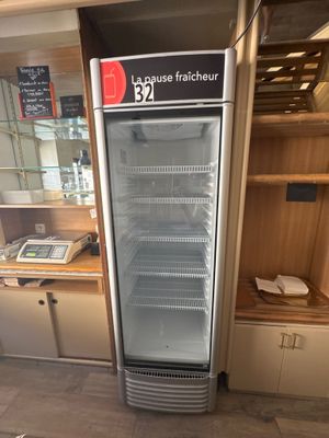 une photo d'un réfrigérateur dans un magasin, avec de nombreuses étagères