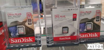 trois cartes SD SanDisk exposées dans un magasin