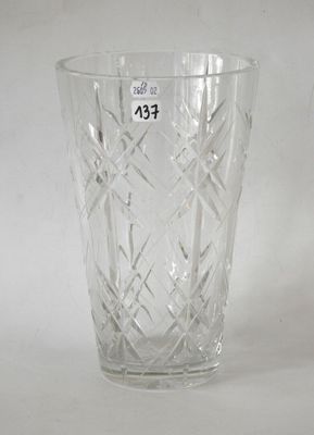 un vase en verre portant un numéro, posé sur une table