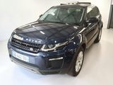 une photo d'un Land Rover bleu garé dans un showroom