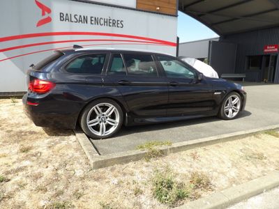une voiture noire garée devant un bâtiment