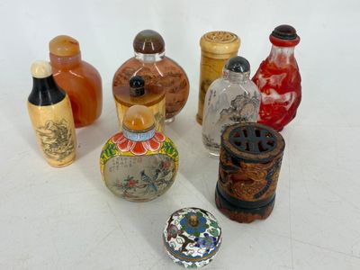 tout un tas de petites bouteilles posées sur une table