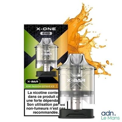 un gros plan sur deux réservoirs transparents, avec un liquide orange en arrière-plan