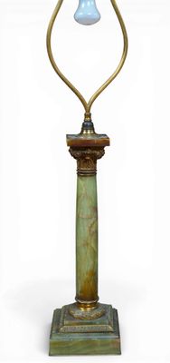 une photo d'une lampe de table surmontée d'un abat-jour bleu