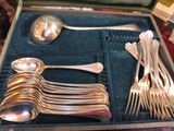 une boîte contenant des cuillères en argent