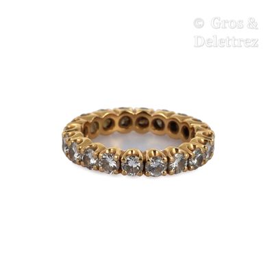gros plan d'une bague en or et diamants sur fond blanc