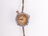 une horloge accrochée au mur, à laquelle est attachée une chaîne