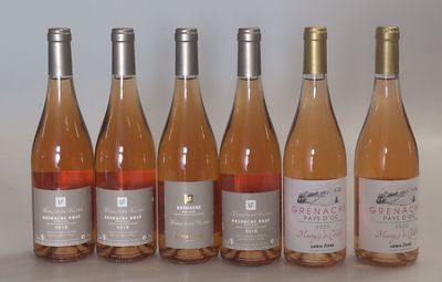 six bouteilles de vin sont alignées sur une table