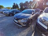 de nombreuses voitures garées sur un parking, baignées par la lumière du soleil
