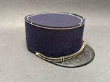 un petit chapeau avec une pièce sur la table