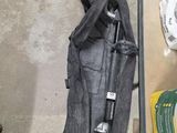 une paire de ciseaux posée par terre à côté d'un sac