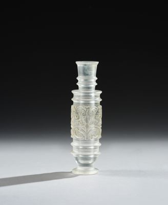 un vase en verre posé sur une table