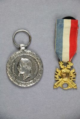 deux médailles et une médaille sur un fond bleu
