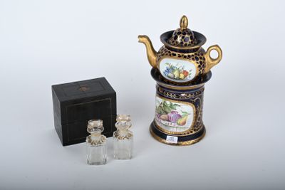 Tisanière en porcelaine à fond bleu et décor polychorme et o… - Photo 1