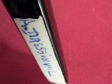 quelqu'un écrit sur une feuille de papier avec un stylo