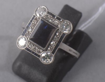 une image représentant une bague ornée d'une pierre noire entourée de diamants blancs
