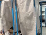 une grande pièce où il y a beaucoup d'objets par terre