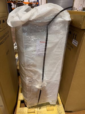 une palette sur laquelle est posé un sac, au milieu d'un entrepôt