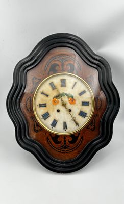 une horloge accrochée au mur, avec des chiffres romains