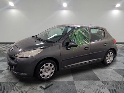 la photo d'une voiture grise dans un garage