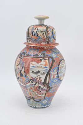 un vase muni d'un couvercle orné d'une peinture