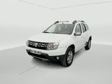 La Dacia blanche est garée dans une pièce blanche au sol blanc.