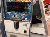 une machine placée au milieu d'une pièce