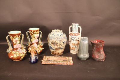 de nombreux vases posés sur une table