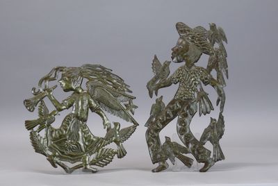 paire de figurines en bronze représentant un homme et une femme accompagnés d'oiseaux