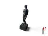 statue d'une femme debout sur un socle carré, sur fond blanc